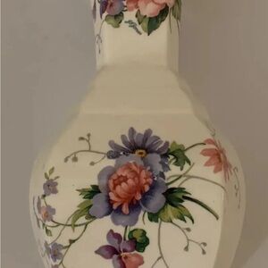 Crown staffordshire fine bone China Floral Vase 9” made in England‎